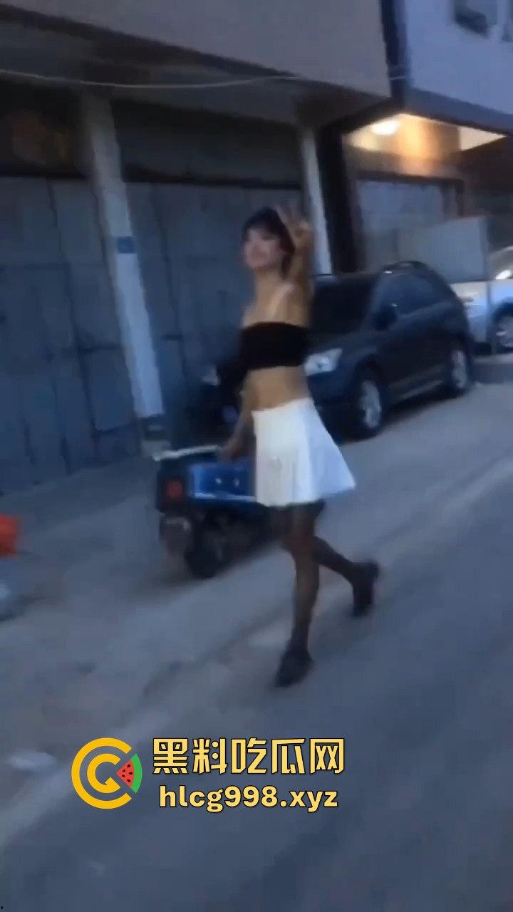 汕头女装大佬接受主人的变态任务，穿小裙子大街溜达回头率爆表！-11