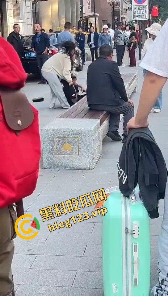 相爱相杀的爱情现场，小情侣街头互扇巴掌，真不嫌丢人！-1