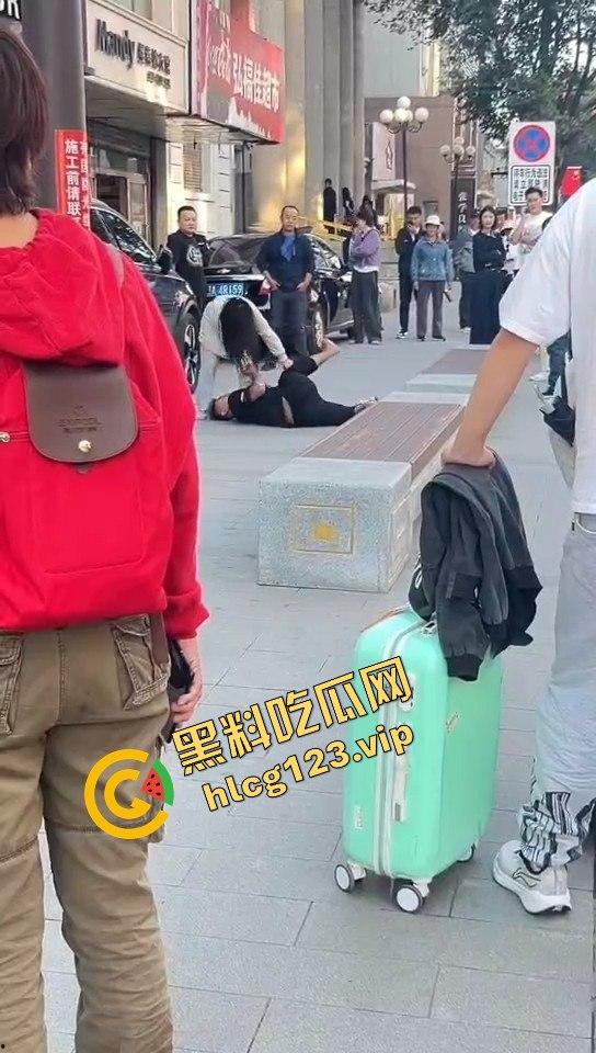 相爱相杀的爱情现场，小情侣街头互扇巴掌，真不嫌丢人！-6