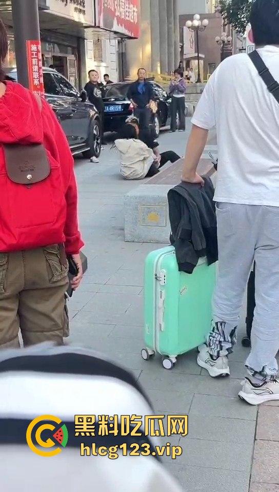 相爱相杀的爱情现场，小情侣街头互扇巴掌，真不嫌丢人！-7