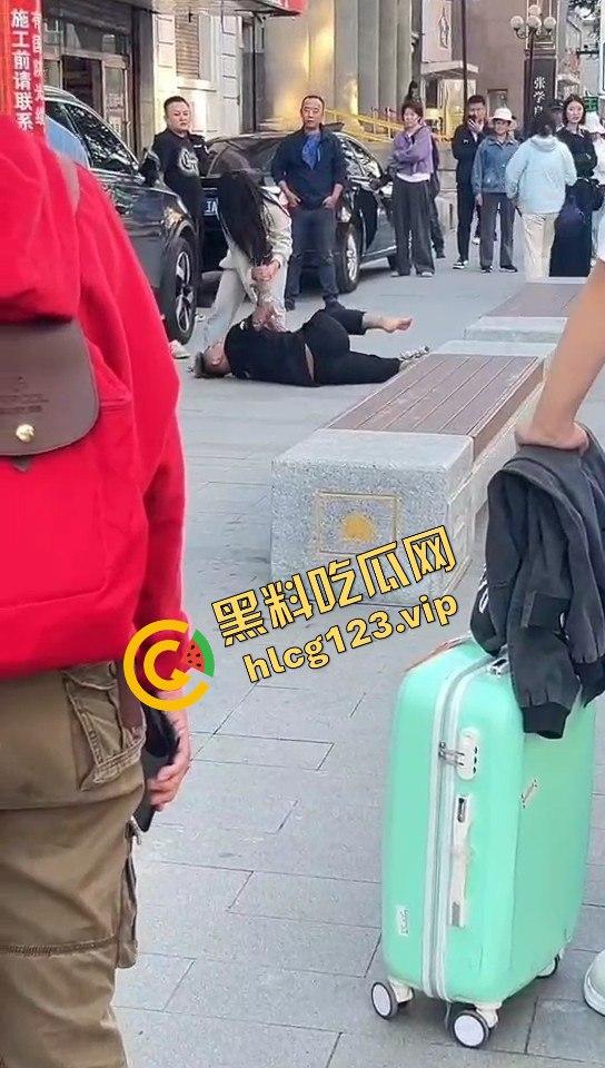 相爱相杀的爱情现场，小情侣街头互扇巴掌，真不嫌丢人！-10