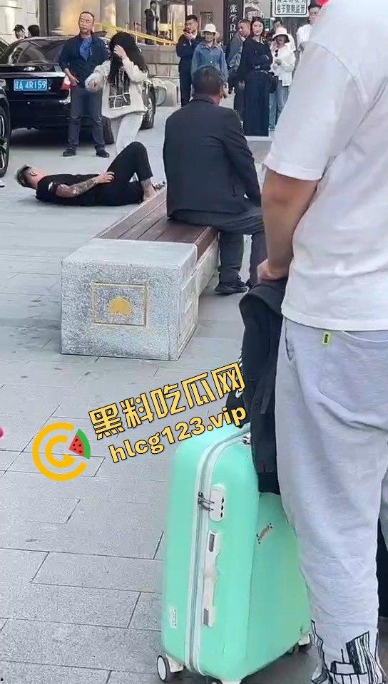 相爱相杀的爱情现场，小情侣街头互扇巴掌，真不嫌丢人！-17