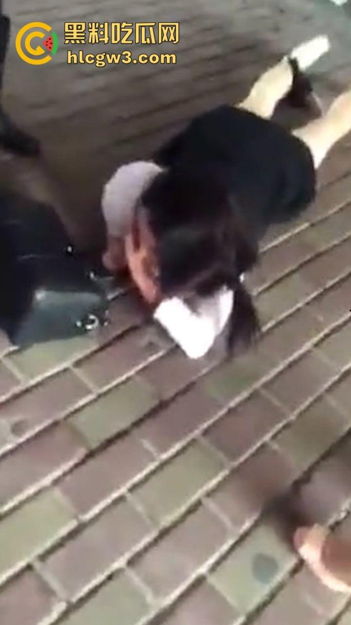 都是骚贱代言人!大型真实捉奸现场合集:铁打的小三 流水的逼 不变的女人改不了的骚-10