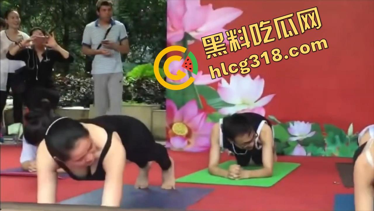 深圳户外瑜伽裤妹子太顶了，大爷看完鸡巴硬成钢，怒放鞭炮和二弟割席断交，给它点个炮看它还敢不敢硬！-5