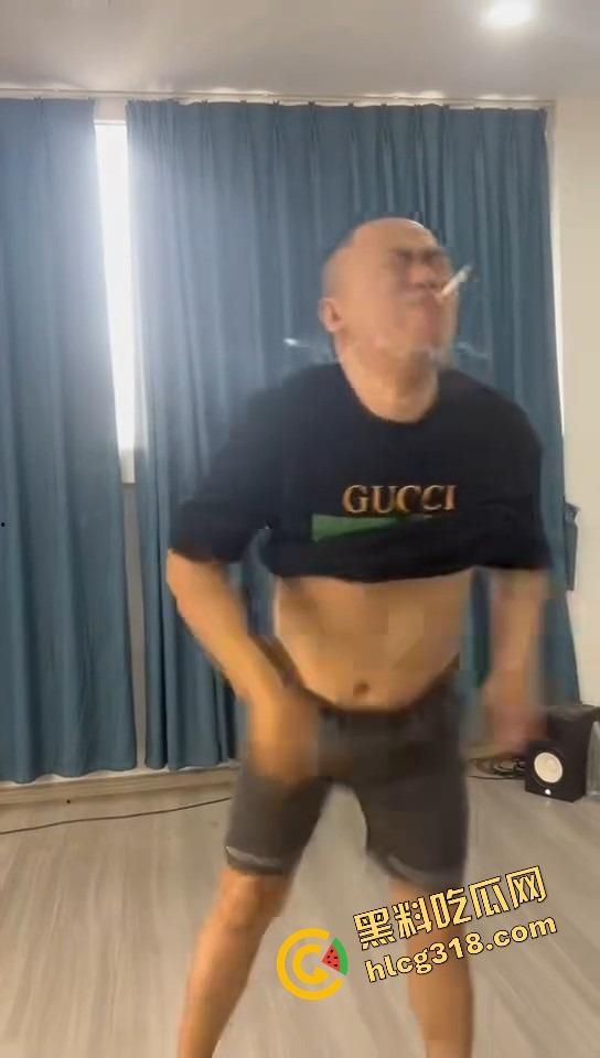 深圳户外瑜伽裤妹子太顶了，大爷看完鸡巴硬成钢，怒放鞭炮和二弟割席断交，给它点个炮看它还敢不敢硬！-9