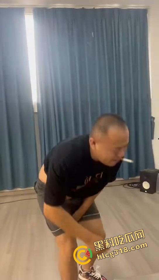 深圳户外瑜伽裤妹子太顶了，大爷看完鸡巴硬成钢，怒放鞭炮和二弟割席断交，给它点个炮看它还敢不敢硬！-10