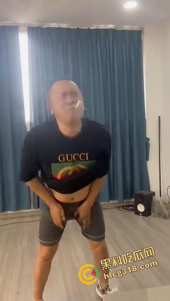 深圳户外瑜伽裤妹子太顶了，大爷看完鸡巴硬成钢，怒放鞭炮和二弟割席断交，给它点个炮看它还敢不敢硬！-11