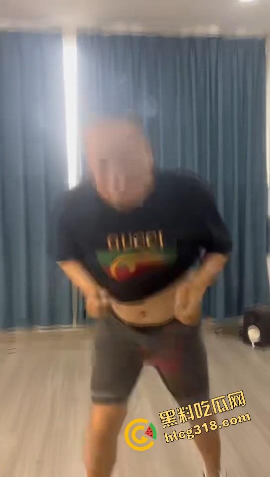 深圳户外瑜伽裤妹子太顶了，大爷看完鸡巴硬成钢，怒放鞭炮和二弟割席断交，给它点个炮看它还敢不敢硬！-12