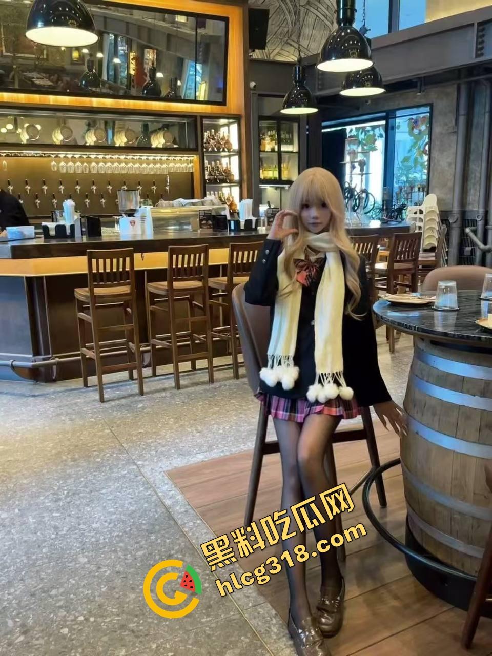 谁家新娘这么骚？头纱刚戴上，屌就塞进嘴里，高跟鞋一跪就开始吃鸡，男友边干边录发兄弟群！-2