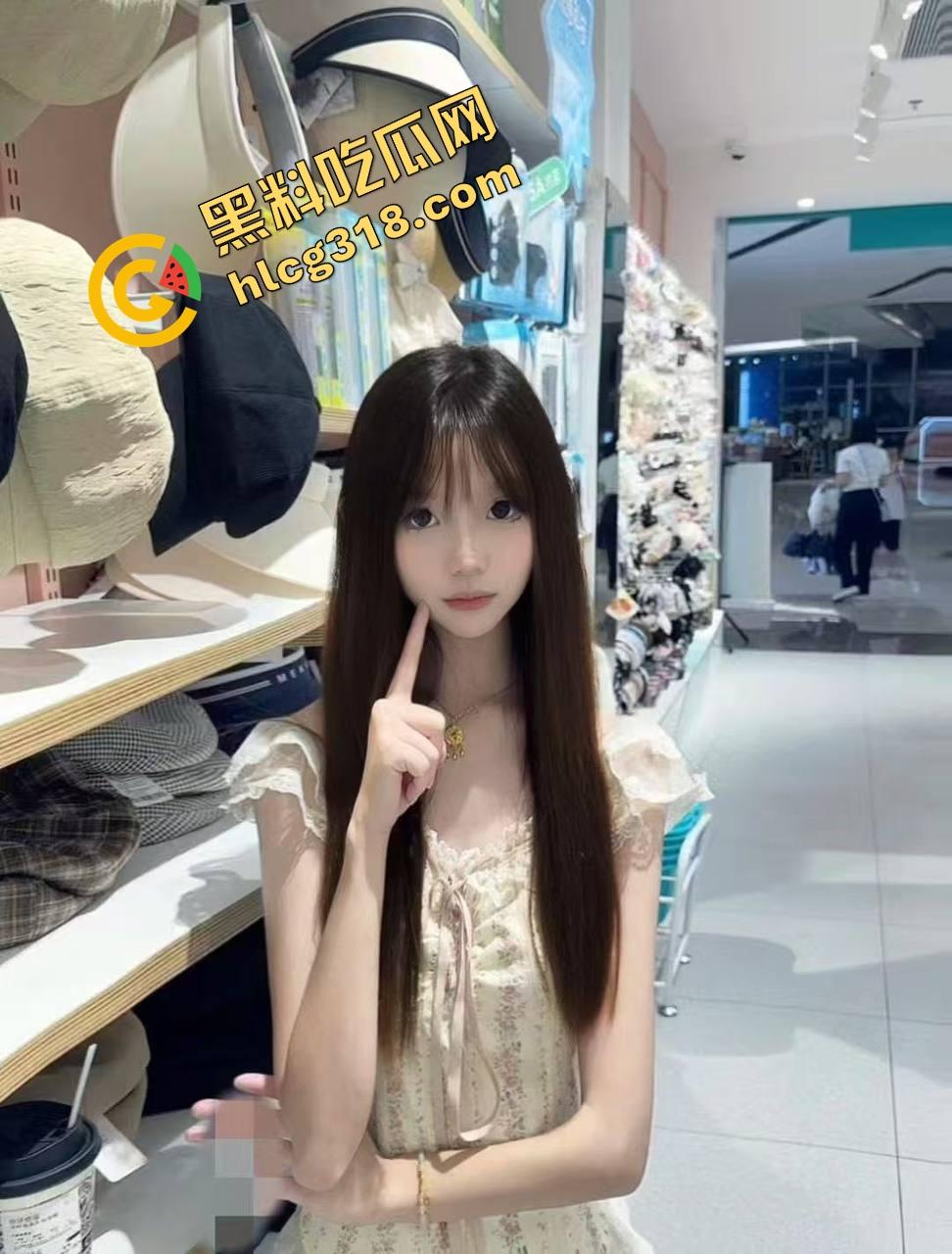 谁家新娘这么骚？头纱刚戴上，屌就塞进嘴里，高跟鞋一跪就开始吃鸡，男友边干边录发兄弟群！-3