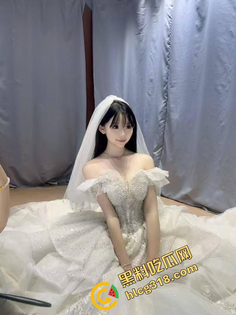 谁家新娘这么骚？头纱刚戴上，屌就塞进嘴里，高跟鞋一跪就开始吃鸡，男友边干边录发兄弟群！-4