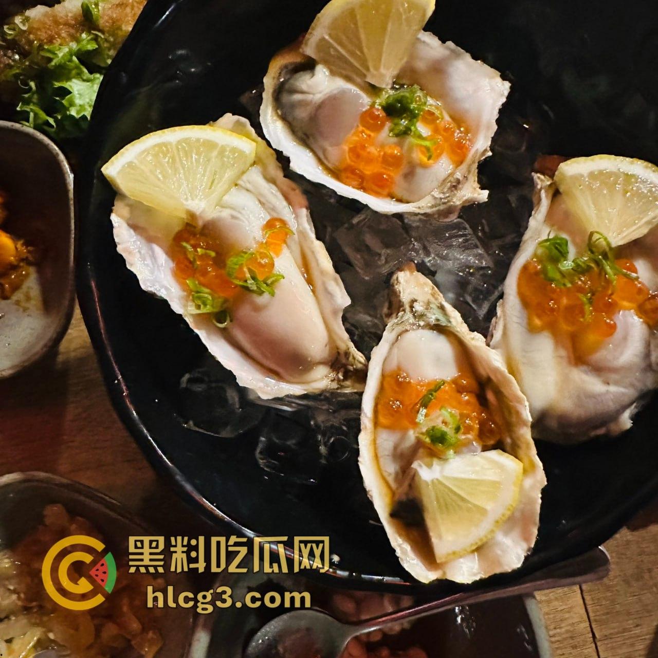 新加坡情侣网黄甜蜜又刺激！拍片吃生蚝补充体力，分享优雅的大奶博主性爱日常，高质量视频流出！-11