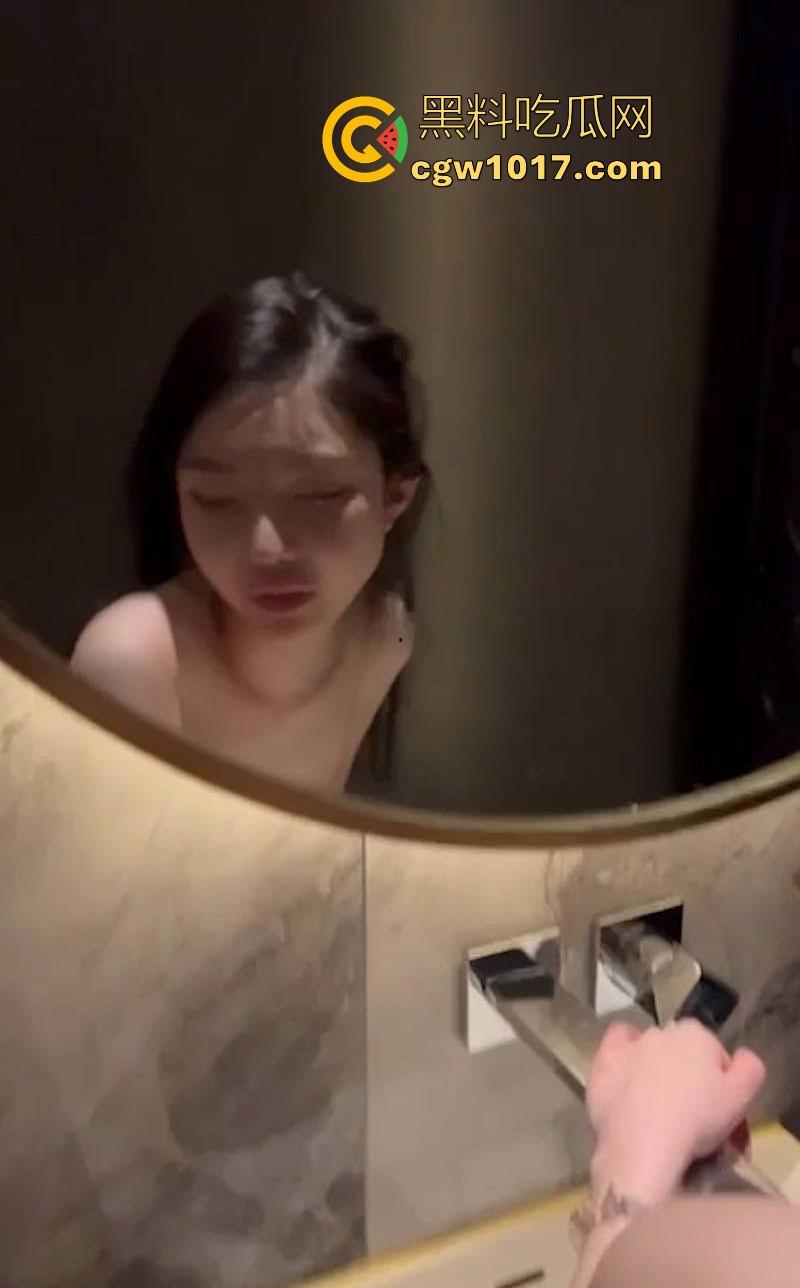 土豪大哥KTV包厢厕所猛操极品骚逼，大哥还贴心的拍下视频分享，哭喊别发视频，还是被瓜友怒爆让兄弟饱眼福！-3