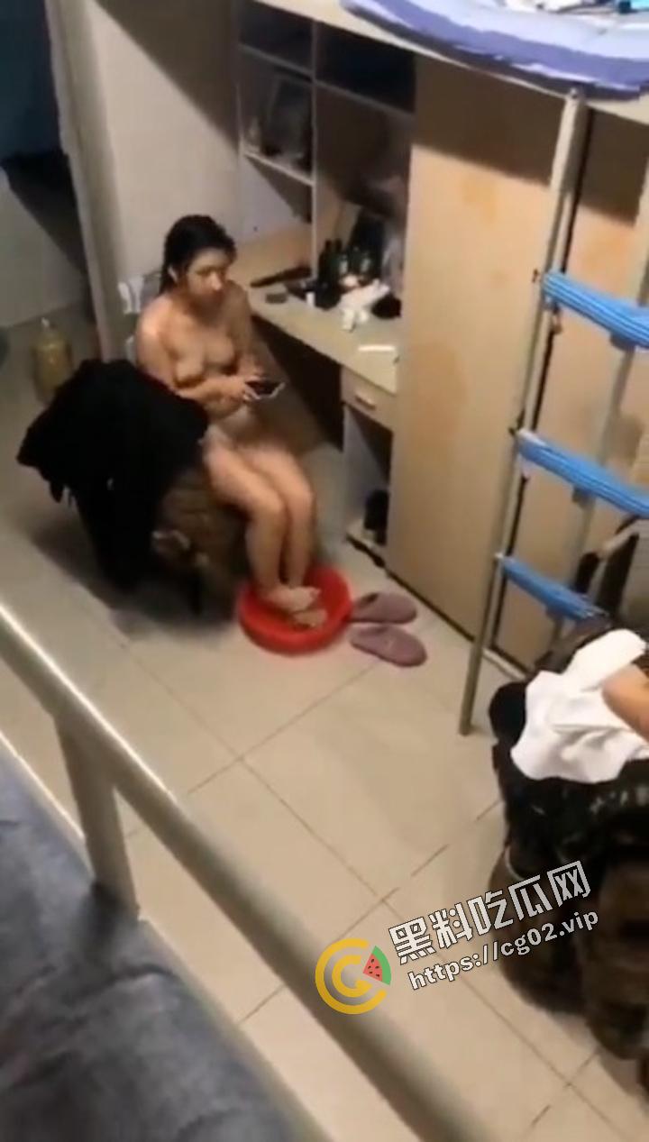 偷拍女生宿舍  大奶眼镜妹 防火防盗还要防变态室友-6