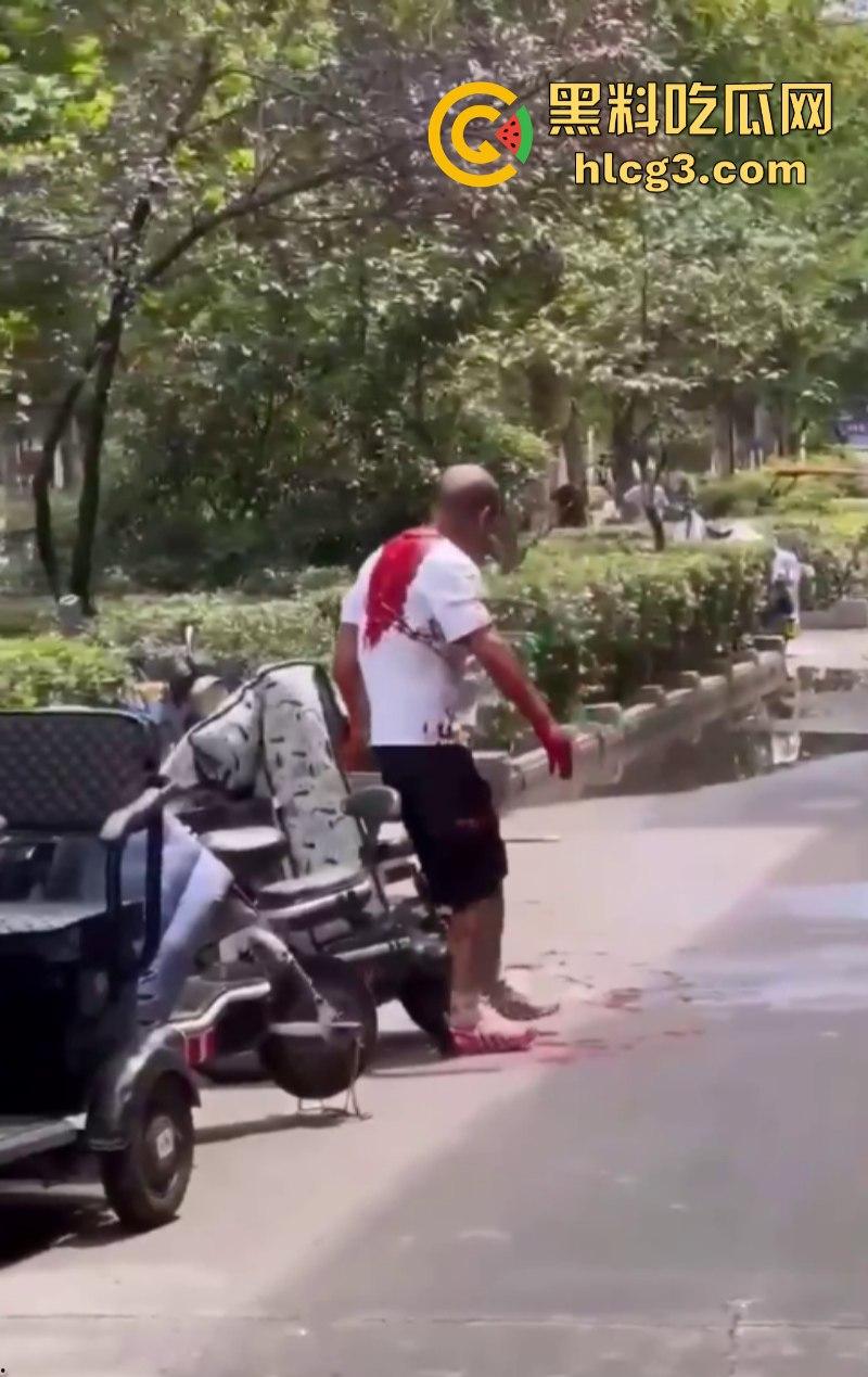 女人惹的祸！河南永城一光头男子被黑衣男子持刀刺伤致死-3