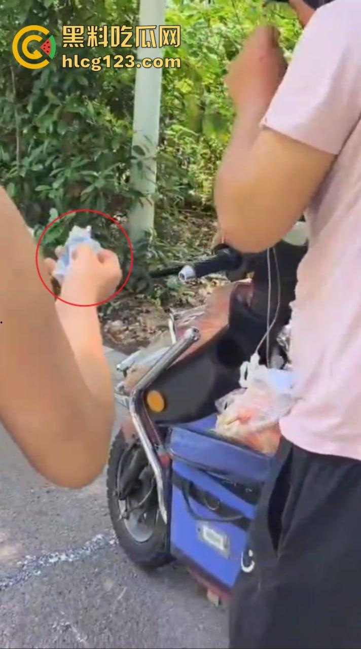 外卖小哥骑车看手机 不慎与小孩男相撞 把孩子吓得下跪道歉-7