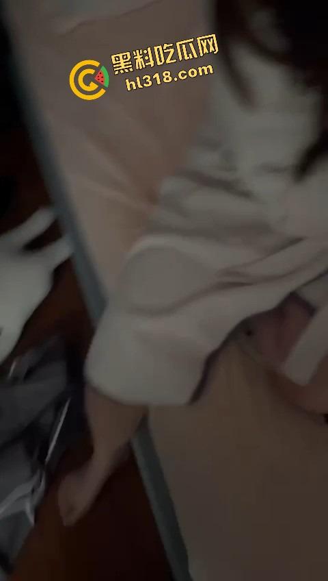 英区流子捉奸名场面，捞女床上被抓现行，一个男友当钱包，一个男友当鸡巴，双线并行享受生活！-13