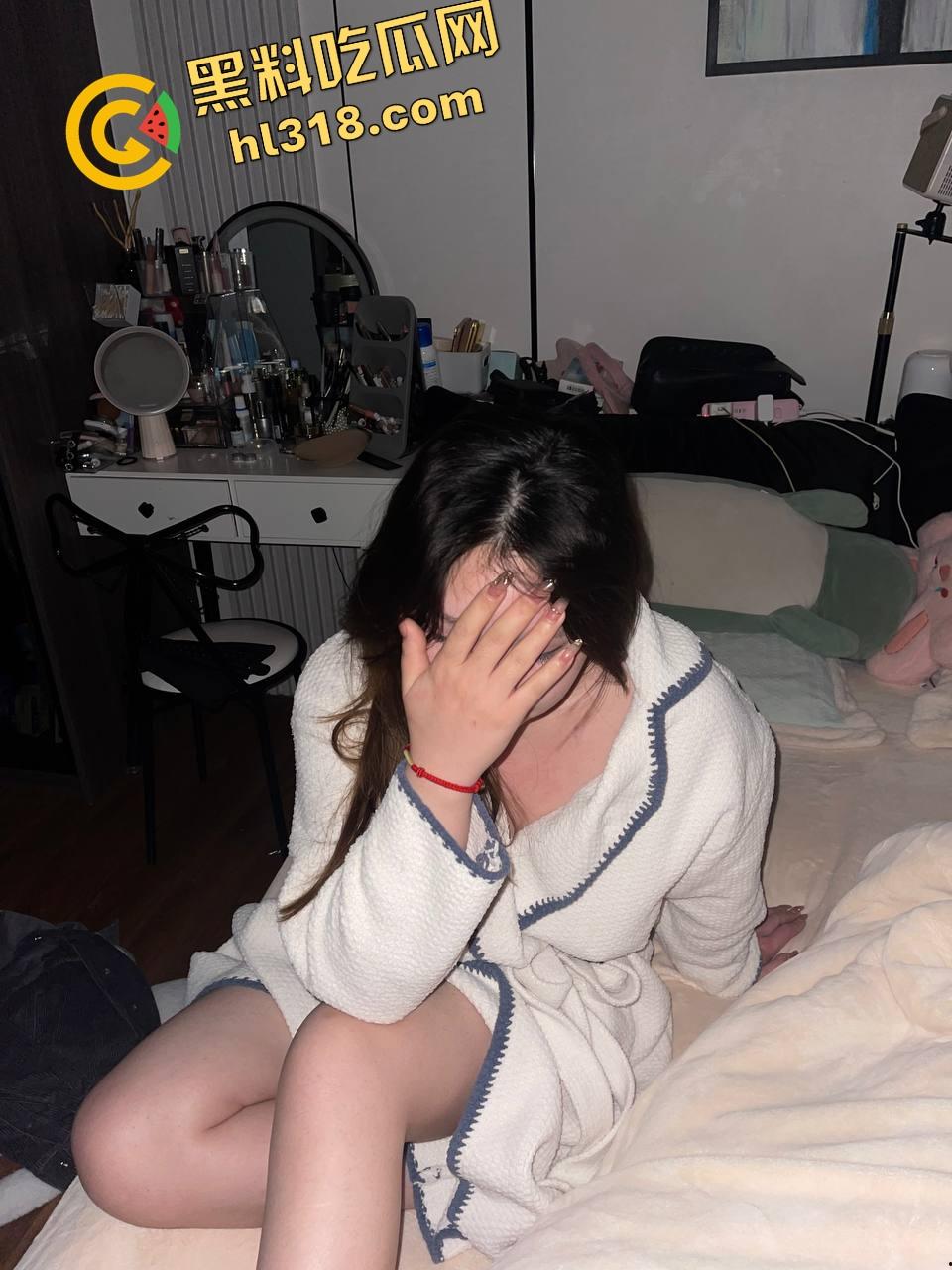 英区流子捉奸名场面，捞女床上被抓现行，一个男友当钱包，一个男友当鸡巴，双线并行享受生活！-17