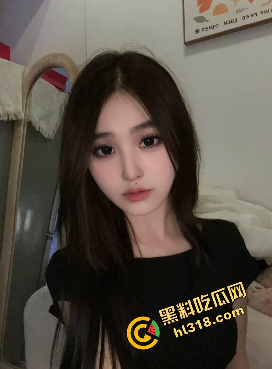 白裙小羊变吞精母狗，超市收银员『王雪儿』试衣间跪舔，精液从小嘴流一脸，跪地舔完还腼腆说好喝！-2