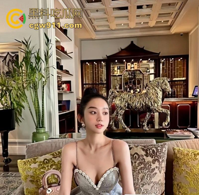 北京极品尤物名媛【董美玲】私拍曝光，跪地给富豪男友深喉口爆，口技一流，又是羡慕有钱人的一天！-3