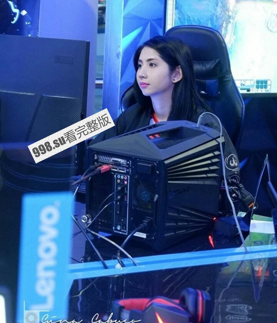 电子竞技玩家女孩 与游戏战友私密全裸视频流出-1