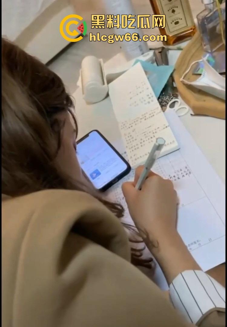 群友分享约了个考研学霸大学生，嫩得掐出水，写完作业才让日，酒店开房都不忘冲刺一战！-5