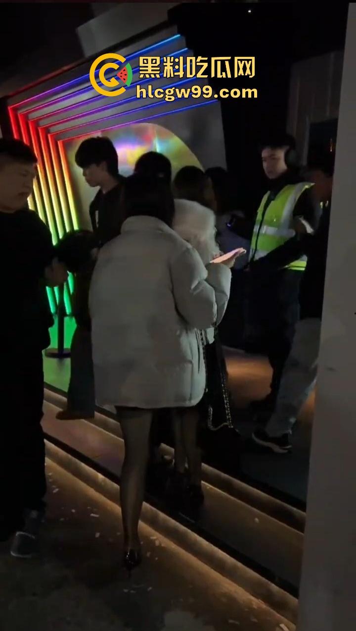 零下20度不穿裤子，光腿出门图啥？羽绒服配丝袜，逼却散热过猛，怕不是自带暖气片，属实只要风度不要温度！-5