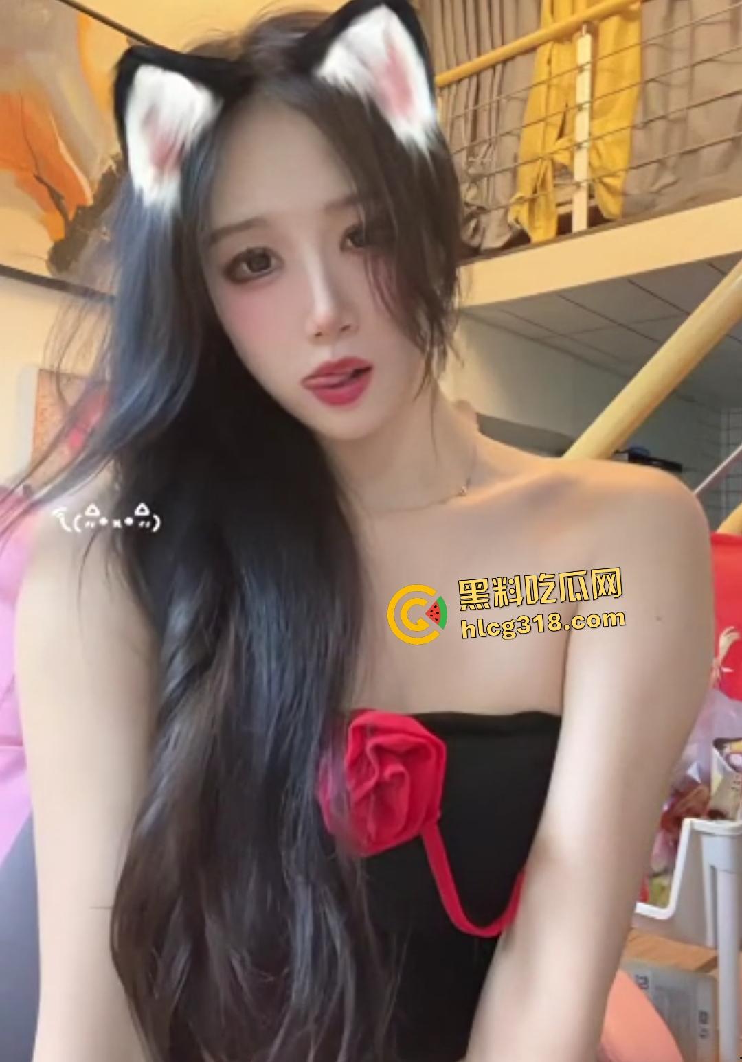 小学生教室打飞机竟因偷看老爸手机里老师黑丝开逼视频,这不是早熟,这是天生技能!-1