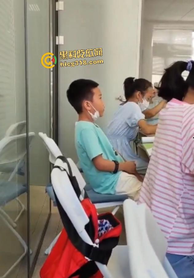 小学生教室打飞机竟因偷看老爸手机里老师黑丝开逼视频,这不是早熟,这是天生技能!-3