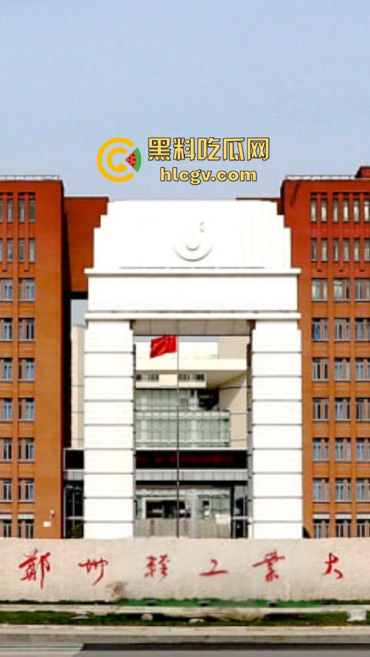 郑州轻工业大学猛料!图书馆里学生妹公然给男友打飞机,偷情现场被偷拍流出!-1