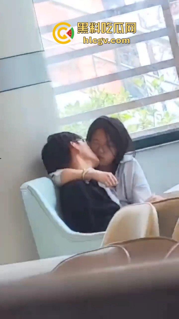 郑州轻工业大学猛料!图书馆里学生妹公然给男友打飞机,偷情现场被偷拍流出!-4