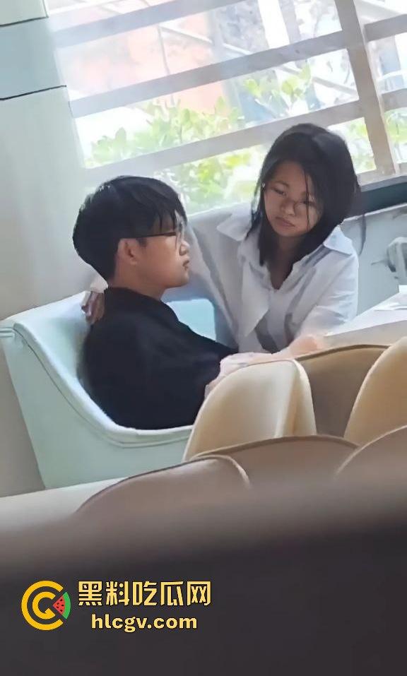 郑州轻工业大学猛料!图书馆里学生妹公然给男友打飞机,偷情现场被偷拍流出!-8