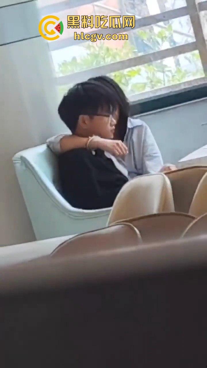 郑州轻工业大学猛料!图书馆里学生妹公然给男友打飞机,偷情现场被偷拍流出!-10