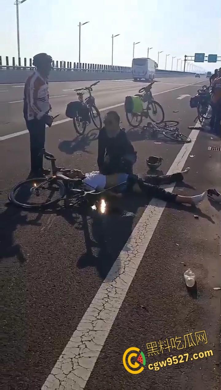 骑行作死实录，俩傻帽高架逆袭大货，人车飞天爆浆，司机溜号变逃逸，裤衩赔穿还敢骑？-6