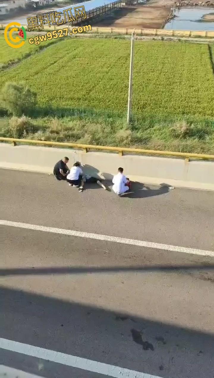 骑行作死实录，俩傻帽高架逆袭大货，人车飞天爆浆，司机溜号变逃逸，裤衩赔穿还敢骑？-8