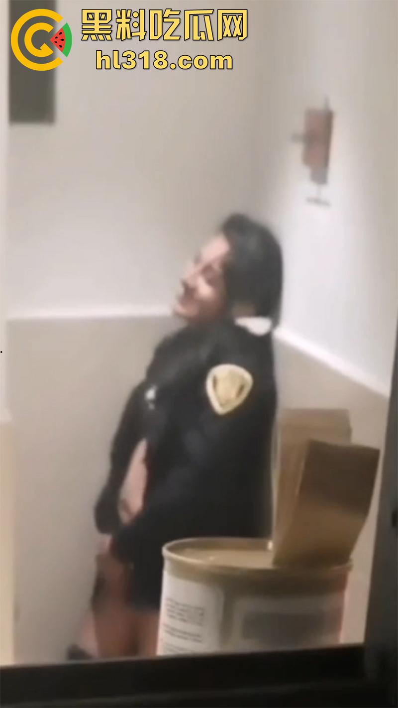 墨西哥最骚女警被曝光，在巡逻车偷情被抓后，其警局浴室性爱视频也被曝出，大奶肥臀真是性感啊！-6