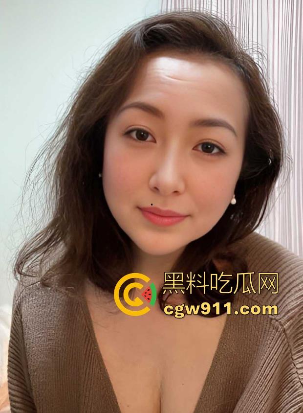 海角乱伦，偶遇老妈和张叔视频自慰，面对性感诱惑我没忍住，边操老妈边让老妈录视频！-2