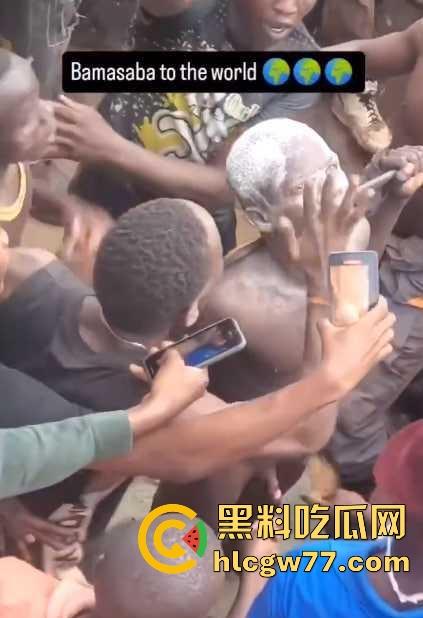 非洲部落割包皮 这也太生猛了吧 包皮一拉一刀下去直接割掉 这老哥全程面无表情！-5