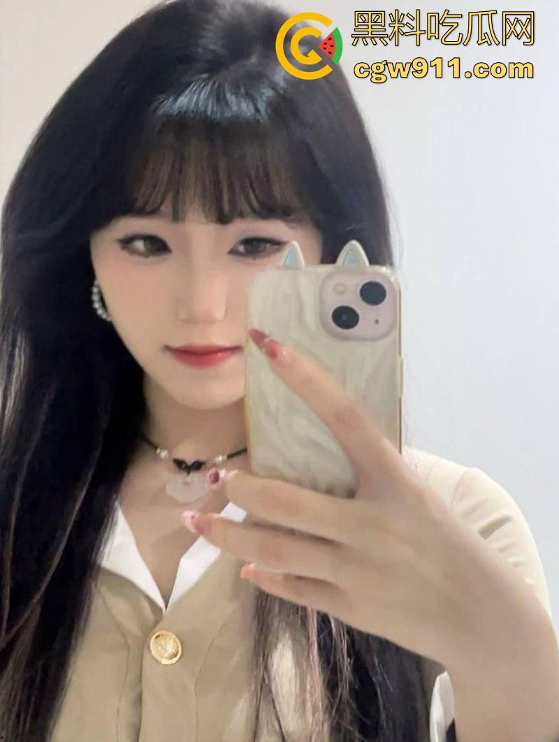 骚逼大嫂的饭后水果，火龙果涂抹鸡巴，嫂子狂舔大屌，骑乘舔奶猛操，狠狠内射塞满骚逼！-1