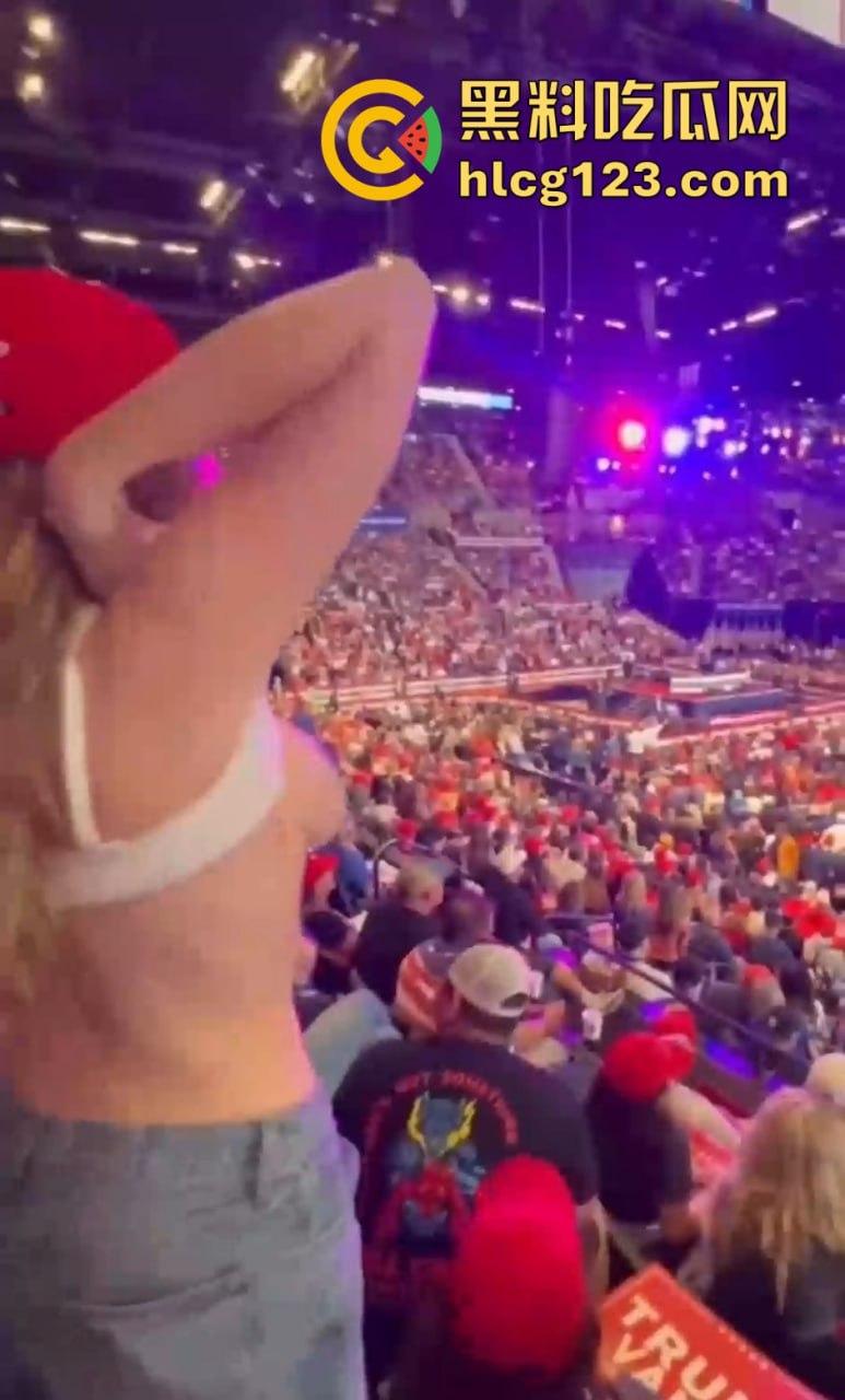 特朗普竞选大会变脱衣秀!金发洋妞热舞露大奶,场面火辣震惊全场!-4