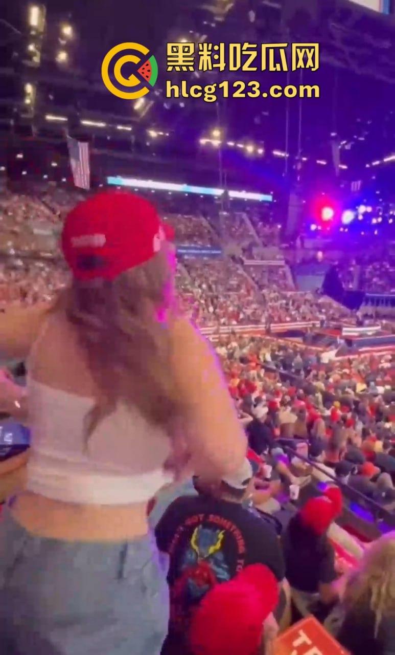 特朗普竞选大会变脱衣秀!金发洋妞热舞露大奶,场面火辣震惊全场!-6