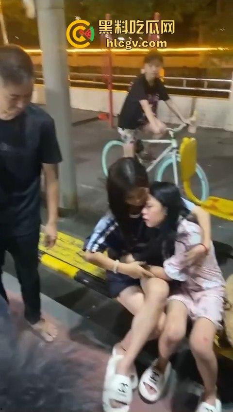 广东揭阳男孩篮球场飞踢女孩引发争议！电动车钥匙被丢失，赔偿不成暴力相向，网友分成两派！-14