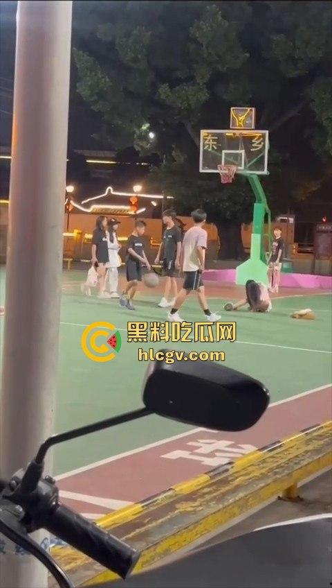 广东揭阳男孩篮球场飞踢女孩引发争议！电动车钥匙被丢失，赔偿不成暴力相向，网友分成两派！-17