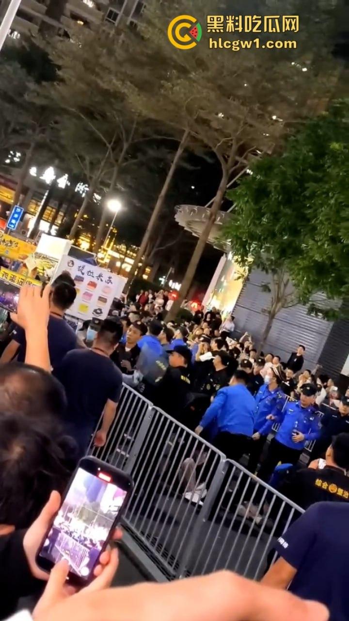 广东深圳沙井地摊被城管强行整顿 多个商贩不服管制大打出手 混乱场面视频曝光-3