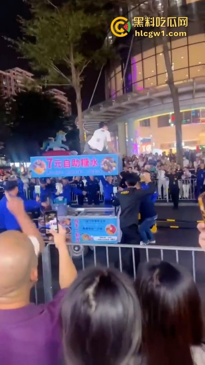 广东深圳沙井地摊被城管强行整顿 多个商贩不服管制大打出手 混乱场面视频曝光-8