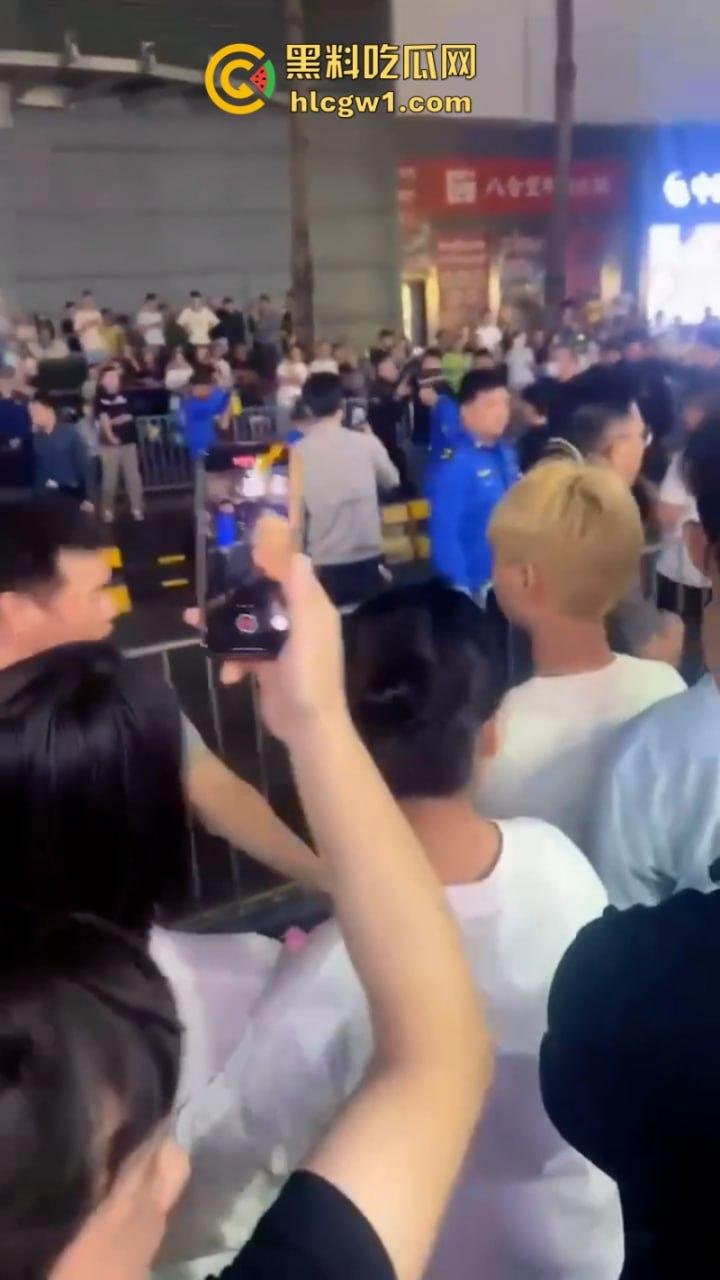 广东深圳沙井地摊被城管强行整顿 多个商贩不服管制大打出手 混乱场面视频曝光-10