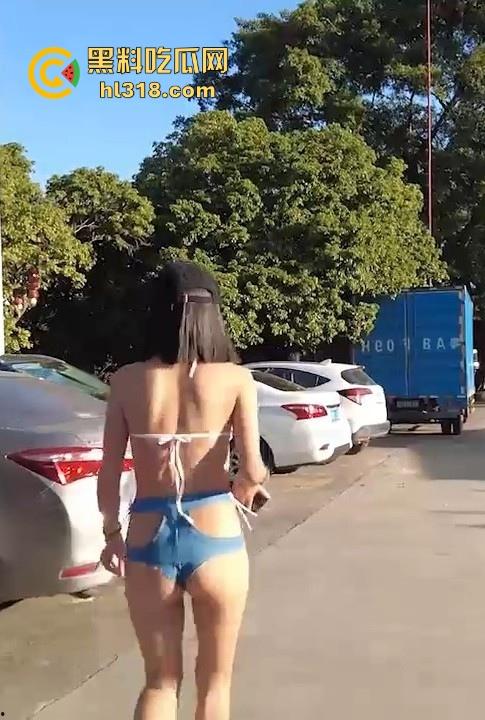 户外露出博主【CikaiMoon】广州成中村性感裸装逛街，乳头跟骚逼都若隐若现，弯腰露奶还勾引大爷问路！-3