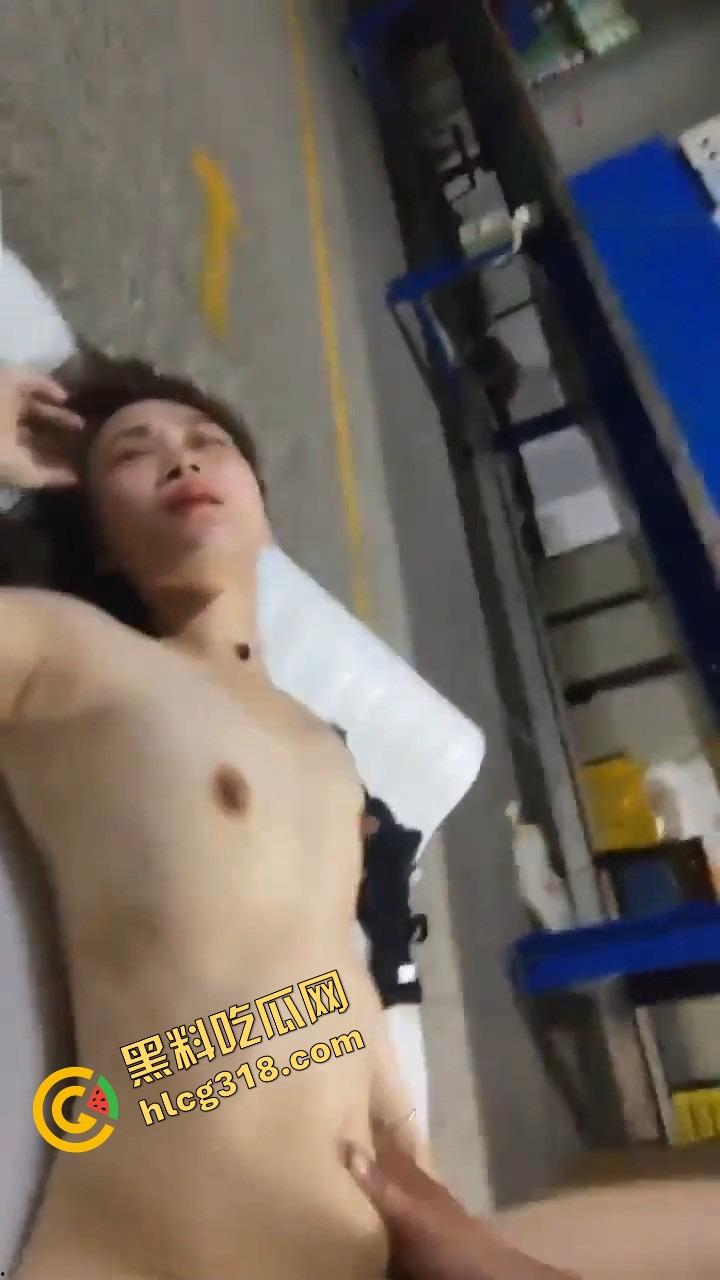 郑州富士康工厂半夜实战，主管带女友铺被子工厂现场开操，厂区操逼玩的就是带劲真实！-7