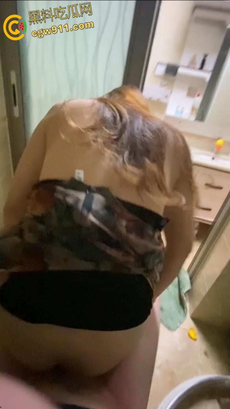 趁妹妹不在家,大姨子穿真空旗袍勾引妹夫,厕所主动跪地口交,镜前后入无套,骑乘内射骚穴 !-8