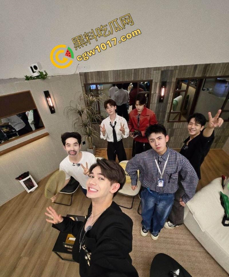 顶流男歌手【焦迈奇】密室调教视频震惊娱乐圈，腹肌男神被资本大佬如狗般玩弄，表情从抗拒到享受，炸裂网络！-4